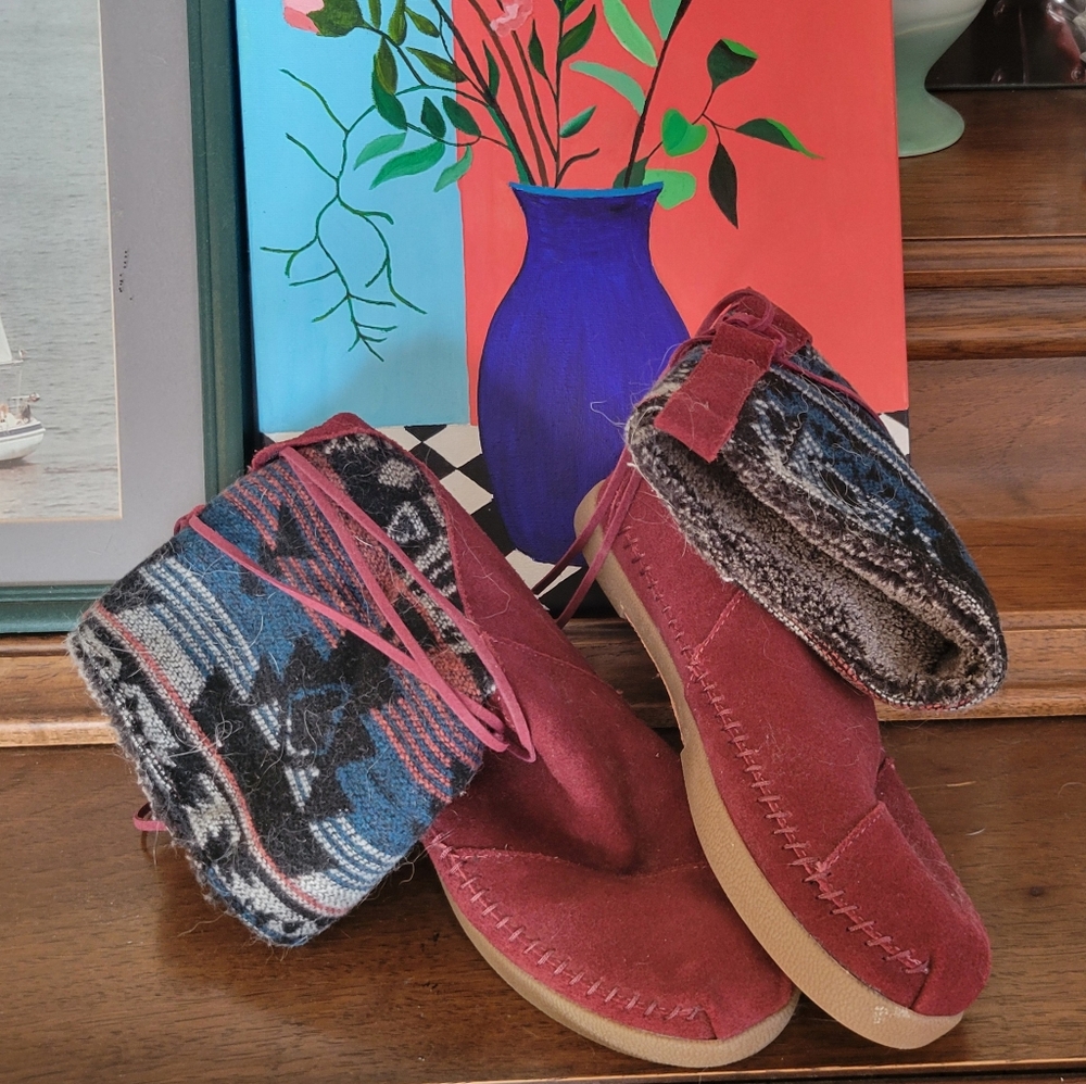 Pull-on boots by Toms